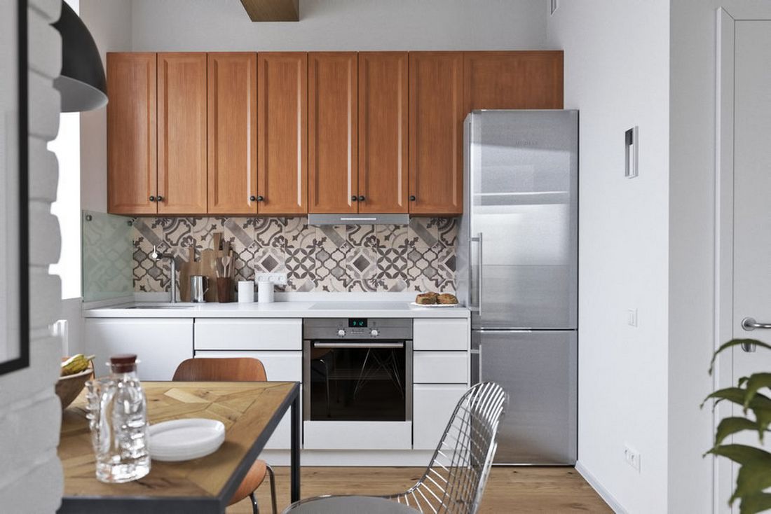 Fehér alsó és fa felső konyhaszekrények Fehér alsó és fa felső konyhaszekrények