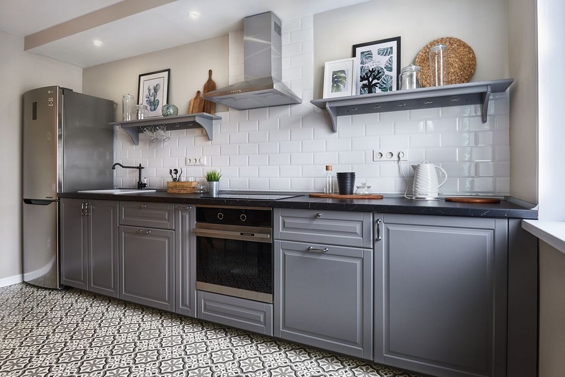 Szürke konyhabútor fekete munkalappal, nyitott polcokkal, felső szekrények nélkül Szürke konyhabútor fekete munkalappal, nyitott polcokkal, felső szekrények nélkül