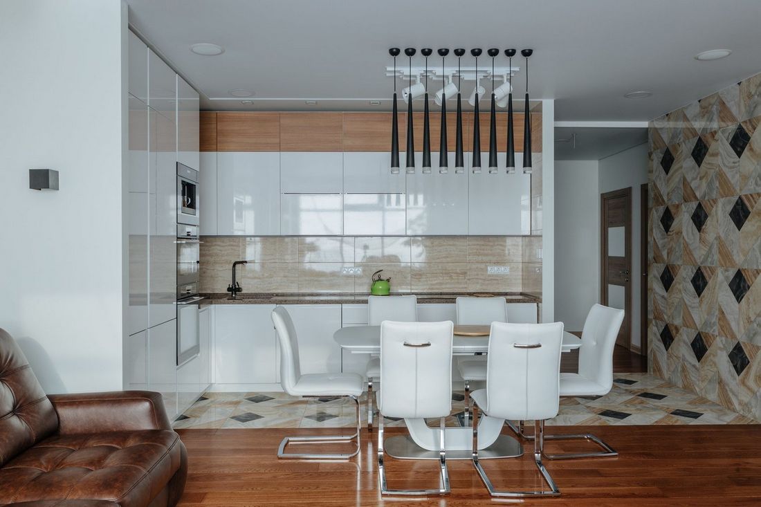 Fehér konyhabútor magasfényű frontokkal, mennyezet alatt fa sávval Fehér konyhabútor magasfényű frontokkal, mennyezet alatt fa sávval