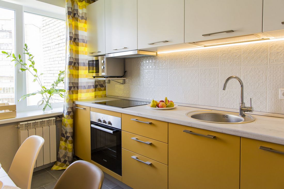 Sárga alsó és fehér felső konyhaszekrények, fehér munkalap, szép, önmagában mintás fehér csempe hátfal Sárga alsó és fehér felső konyhaszekrények, fehér munkalap, szép, önmagában mintás fehér csempe hátfal