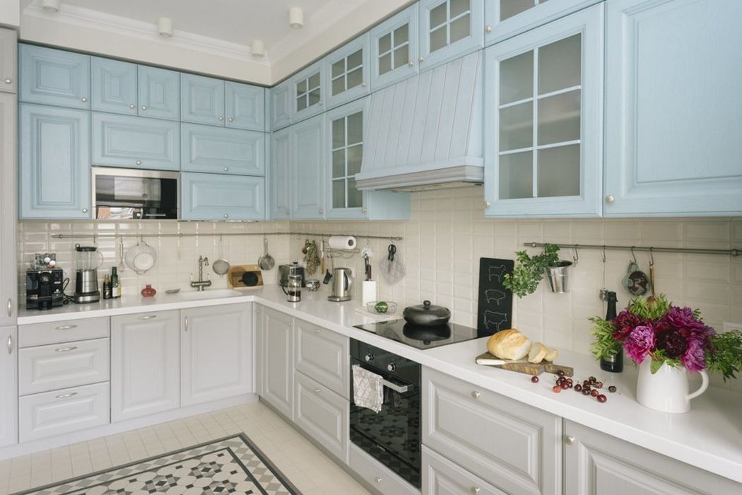 Világosszürke és világoskék konyhaszekrények, fehér munkapult