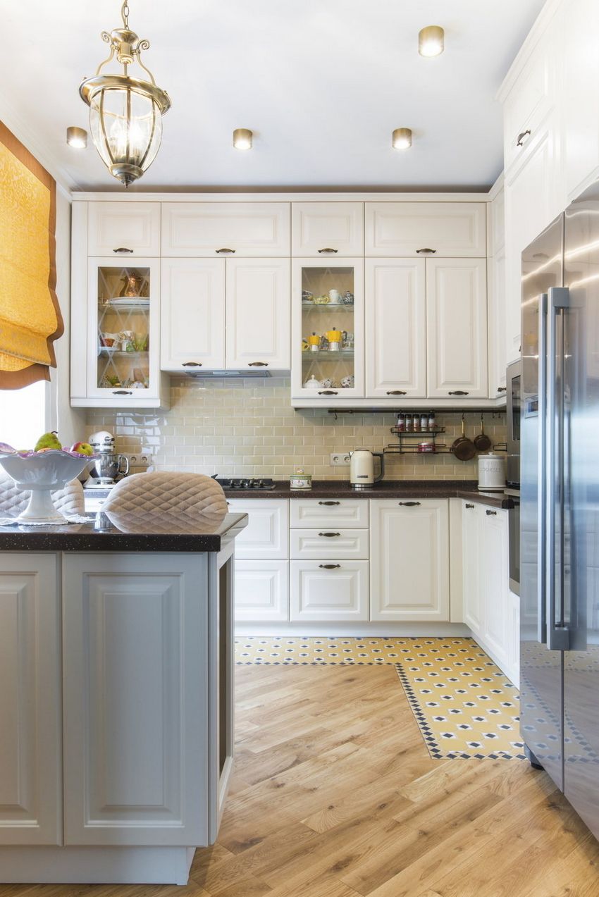 Fehér konyhabútor felül üvegezett szekrényekkel, sötét munkapult, fa és kerámia padló