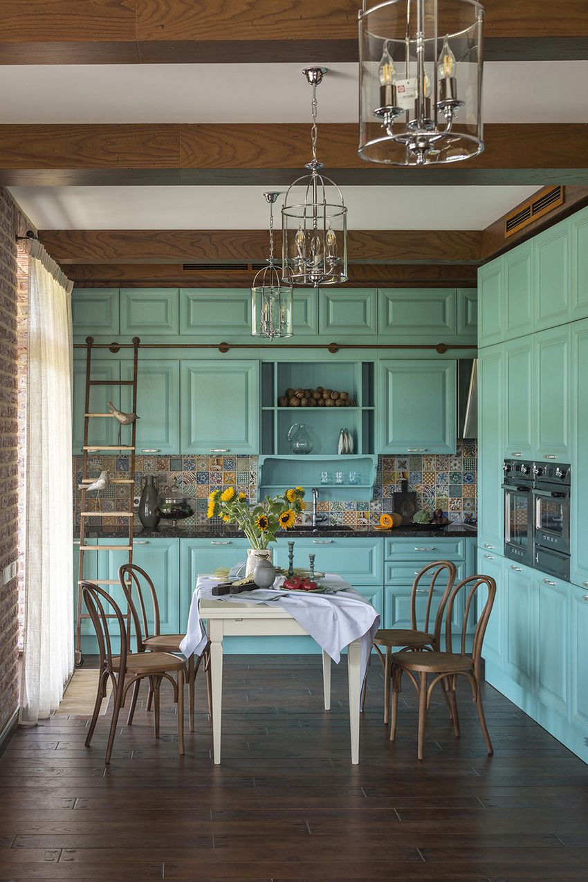 Zöld konyhabútor, fekete munkalap, fa hatású kerámia padlóburkolat