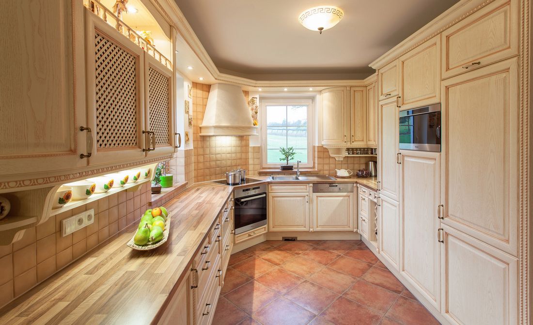 Természetes hangulatú szép fa konyhabútor mediterrán hangulattal