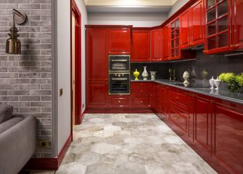 Élénk piros konyhabútor szürke hátfallal és munkalappal, hatszögletű padlólapok