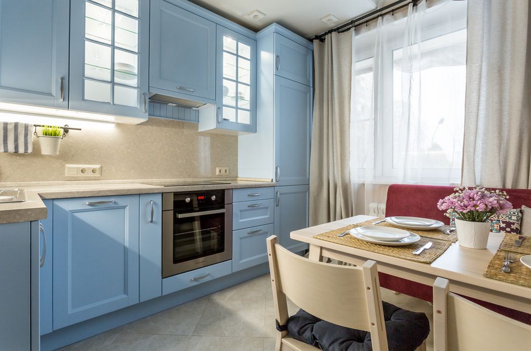 Égszínkék konyhabútor világos munkalappal és étkezővel