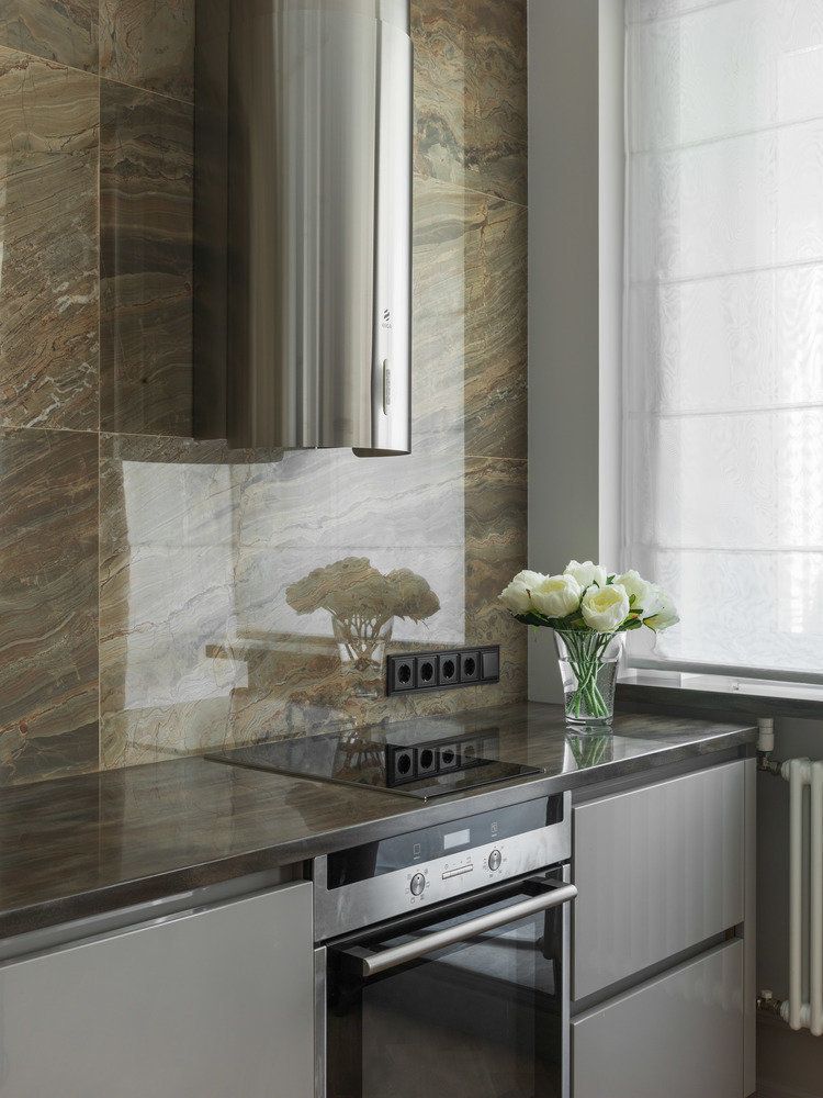 Márvány, márvány mintázatú porcelán lapok a konyha hátfalon Márvány, márvány mintázatú porcelán lapok a konyha hátfalon