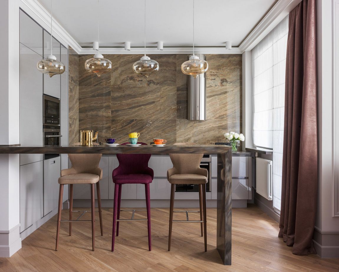 Márvány, márvány mintázatú porcelán lapok a konyha hátfalon Márvány, márvány mintázatú porcelán lapok a konyha hátfalon