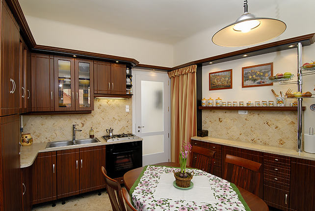 Konyha, Jura mészkő burkolat - 40-es években épült lakás átalakítása - klasszikus lakberendezési stílusban