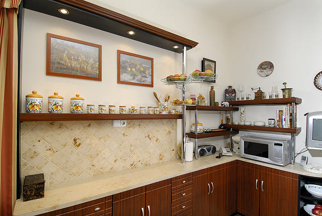 Konyha, Jura mészkő burkolat - 40-es években épült lakás átalakítása - klasszikus lakberendezési stílusban