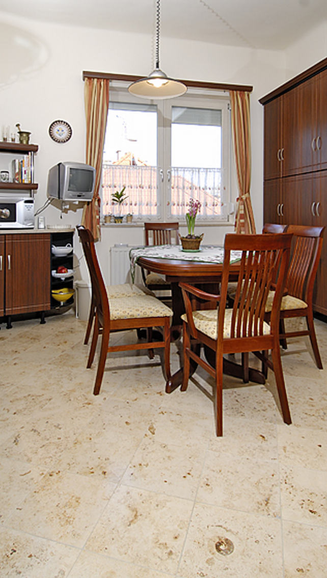 Konyha, Jura mészkő burkolat - 40-es években épült lakás átalakítása - klasszikus lakberendezési stílusban