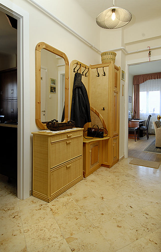 Előszoba, Jura mészkő burkolat - 40-es években épült lakás átalakítása - klasszikus lakberendezési stílusban