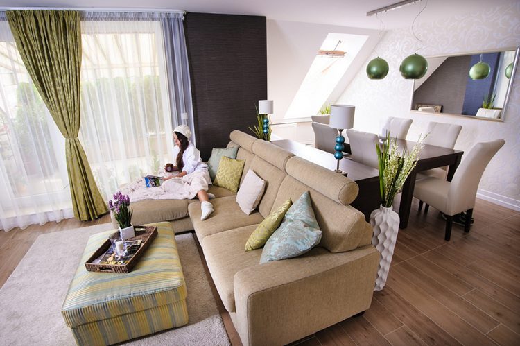 Világos, újépítésű lakás nőies dekorációval 65 nm-en