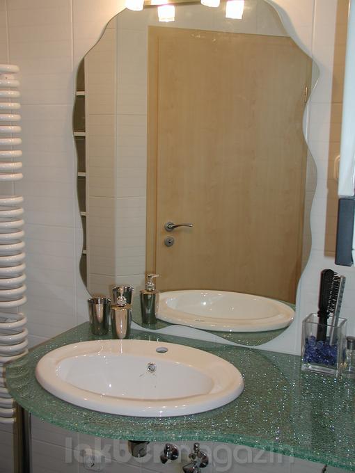 mosdó és az üvegpult