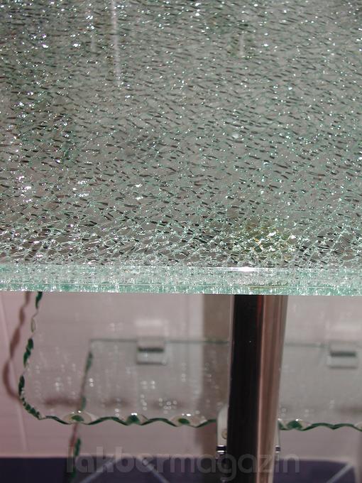 robbantott üveg a mosdó pultja