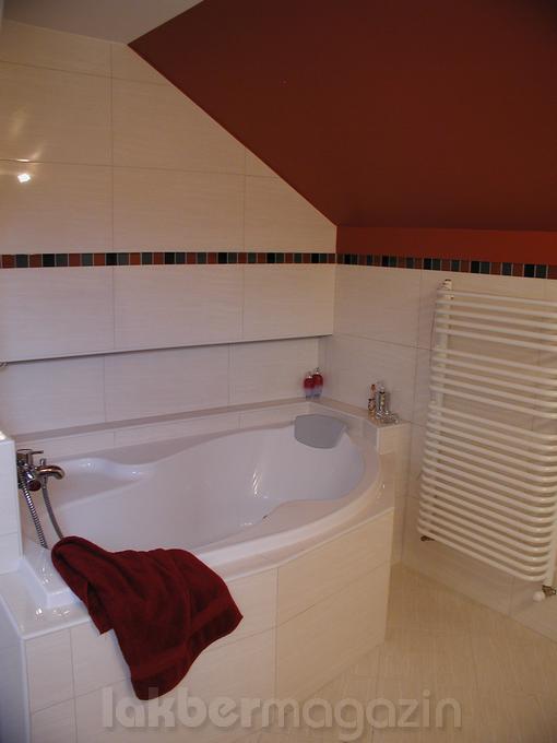 tetőtéri fürdő sötét oldalfallal