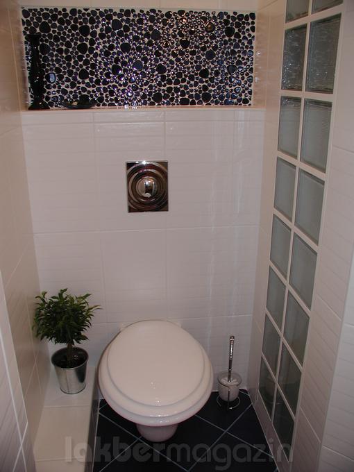 wc és mögötte a kék kavicsmozaik maradék