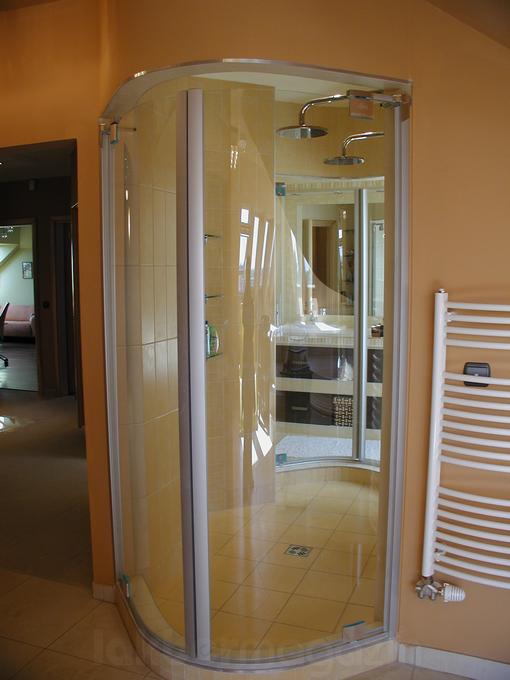 az átjáró zuhanykabin a szauna felől