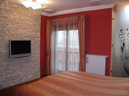 háloszoba, ágy mellett a meseszép üvegfal