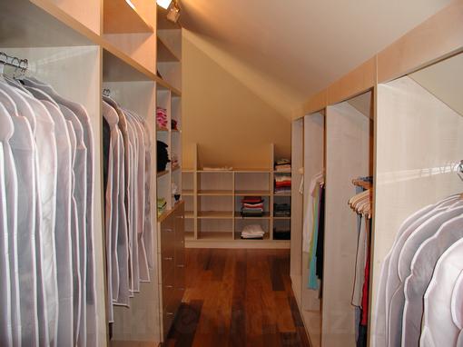 igazi járható és zegzugos gardrób