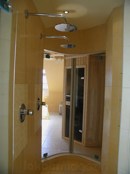 kétszemélyes zuhanykabin egyben átjáró a szaunához