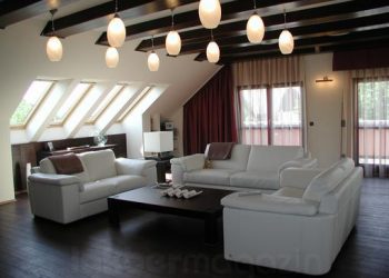 tetőtéri lakás egy több szintes, több lakásos társasházban