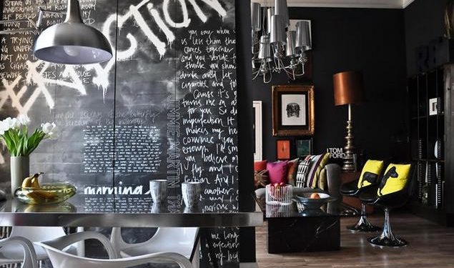 Jimmie Karlsson lakberendező, bútortervező extravagáns londoni lakása - drámai, fekete otthon design élénk színfoltokkal