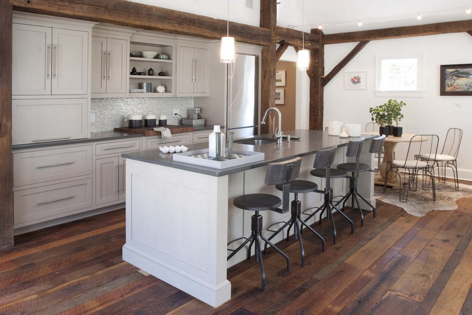 egy pajta átalakítása után, a konyha, nappali enteriőr látható - modern és rusztikus keveredik finoman a pompás nyitott térben 4 egy pajta átalakítása után, a konyha, nappali enteriőr látható - modern és rusztikus keveredik finoman a pompás nyitott térben 4