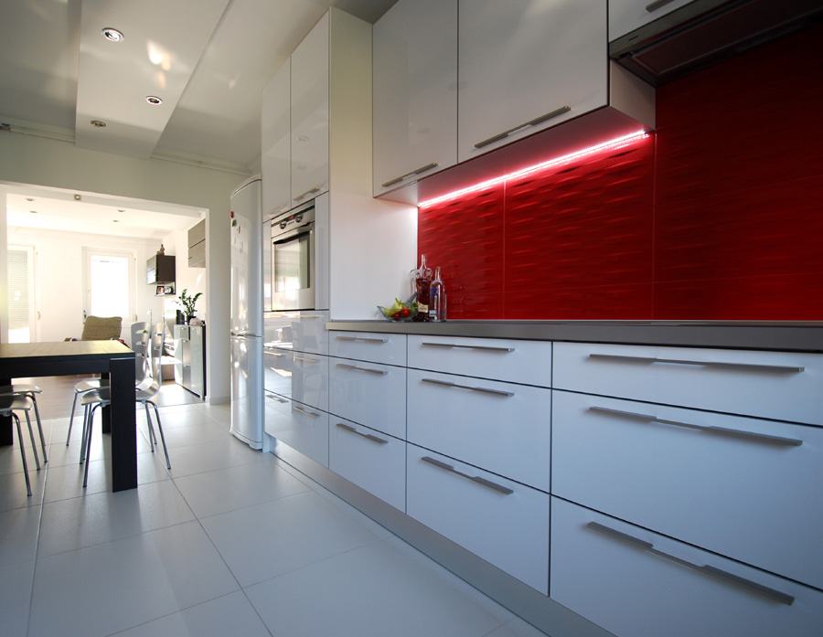 Új konyhabútor egy felújított panellakásban Új konyhabútor egy felújított panellakásban