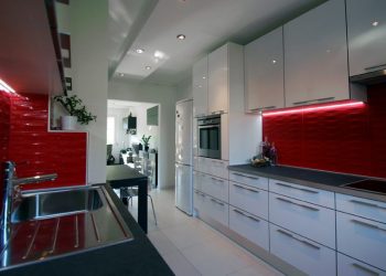 Új konyhabútor egy felújított panellakásban