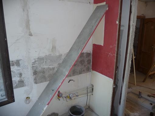 Panellakás felújítás napról napra - burkolat a csöveknek