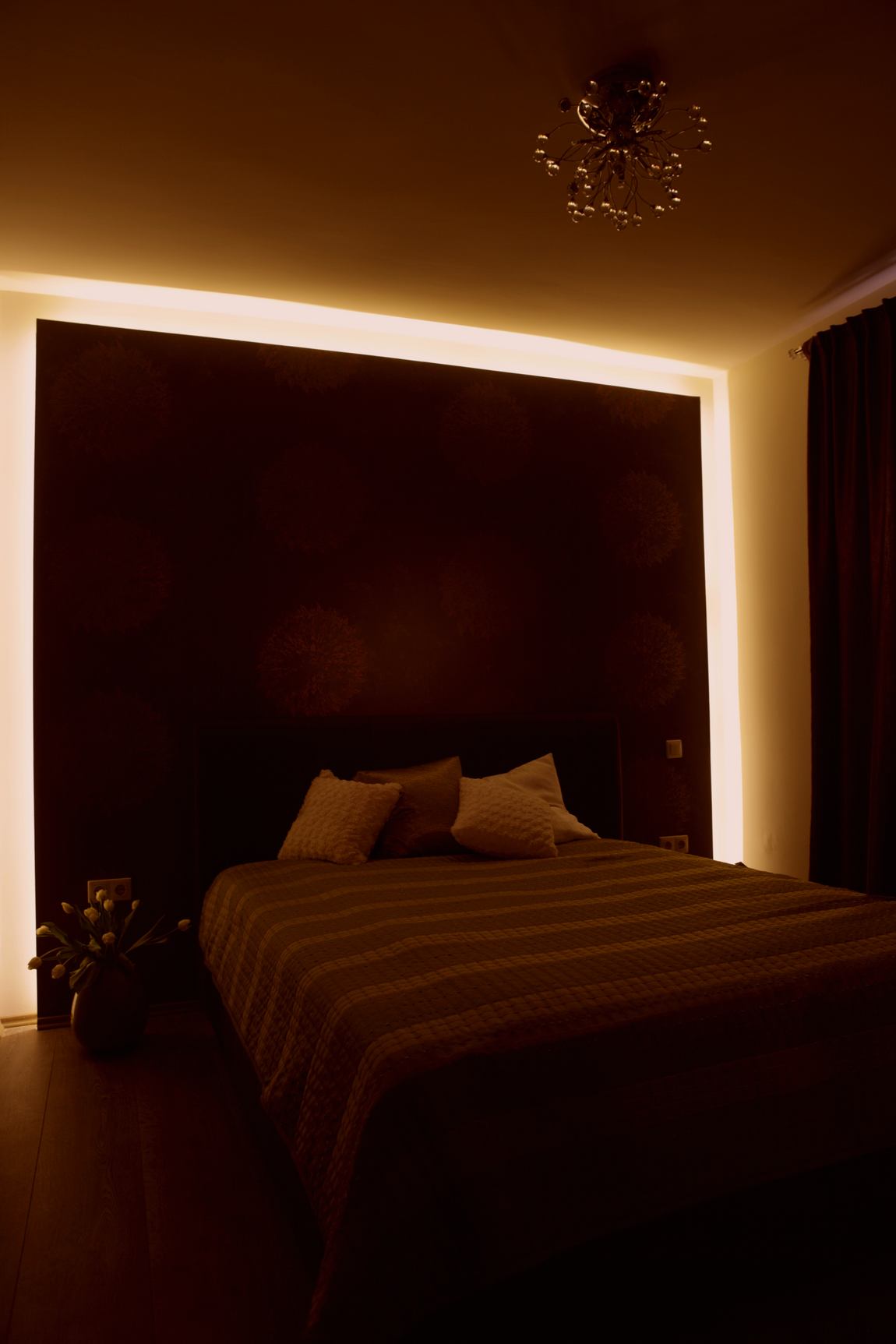 A hálószoba hangulatvilágítását gipszkarton előtétfal mögé rejtettük