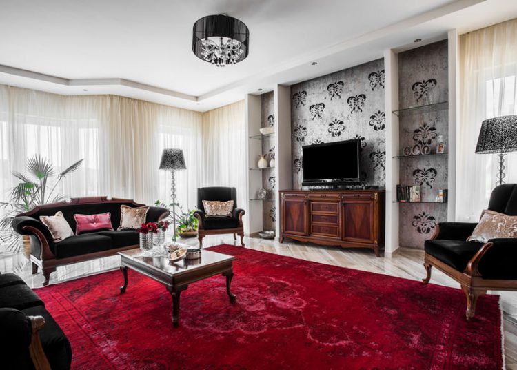 Új családi ház berendezése Ürömön – modern enteriőr klasszikus bútorokkal