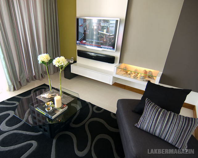 Színes médiafal a nappaliban gipszkarton síkokkal