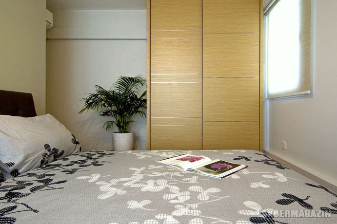 Hálószoba világos fa gardrób ajtókkal