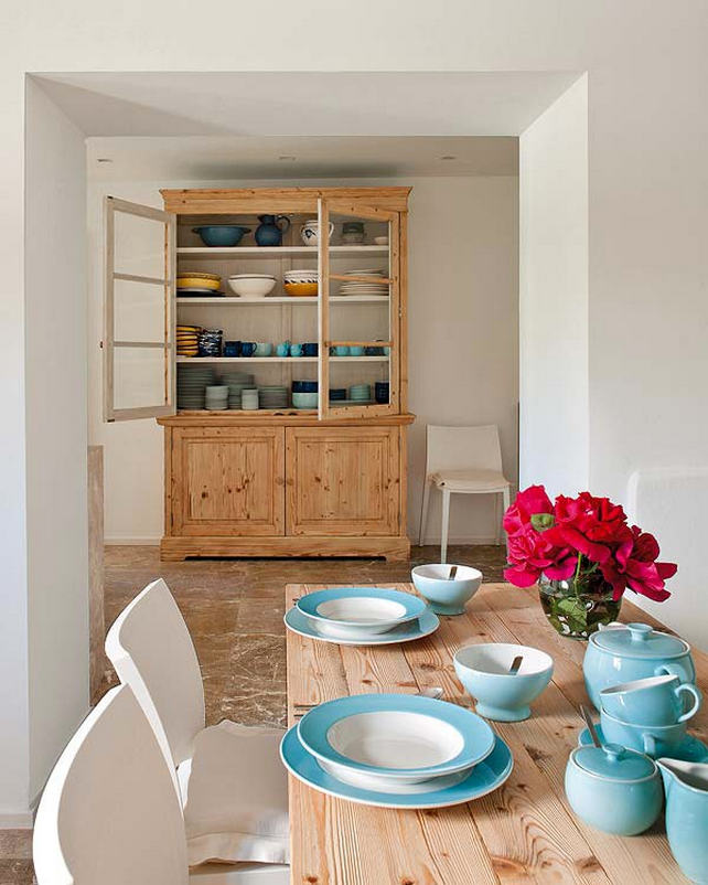 Türkiz lakberendezési kiegészítők - Modern, természetes hangulatú mediterrán otthon - a kő és a fa szépsége