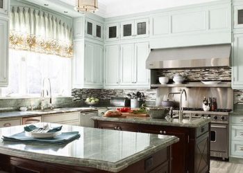 Nagy elegáns klasszikus konyha két konyhaszigettel - Taylor Hannah Architect Inc.