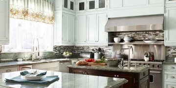 Nagy elegáns klasszikus konyha két konyhaszigettel - Taylor Hannah Architect Inc.
