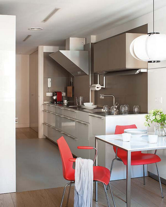 Kis étkező színes székekkel - Kellemes színárnyalatok, okos ötletek és térszervezés, otthonos lakberendezés Kis étkező színes székekkel - Kellemes színárnyalatok, okos ötletek és térszervezés, otthonos lakberendezés