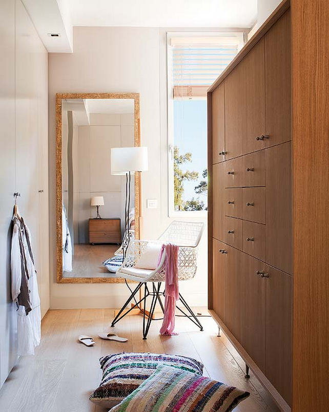 Könnyedebb a gardróbszekrény tömbje megemelve, lábakon -Kellemes színárnyalatok, okos ötletek és térszervezés, otthonos lakberendezés Könnyedebb a gardróbszekrény tömbje megemelve, lábakon -Kellemes színárnyalatok, okos ötletek és térszervezés, otthonos lakberendezés