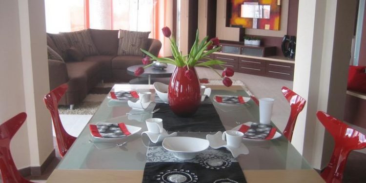 Szűcs Klára lakberendező - modern étkező piros színekkel