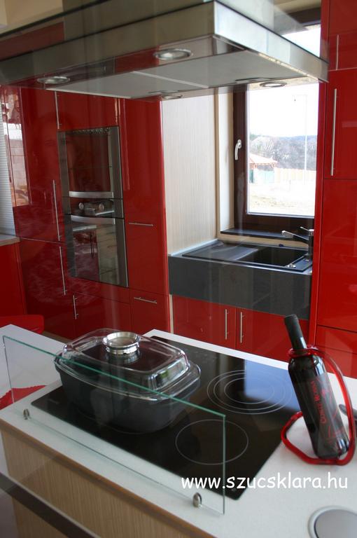 Szűcs Klára lakberendező - modern egyedi magasfényű konyha 2 Szűcs Klára lakberendező - modern egyedi magasfényű konyha 2