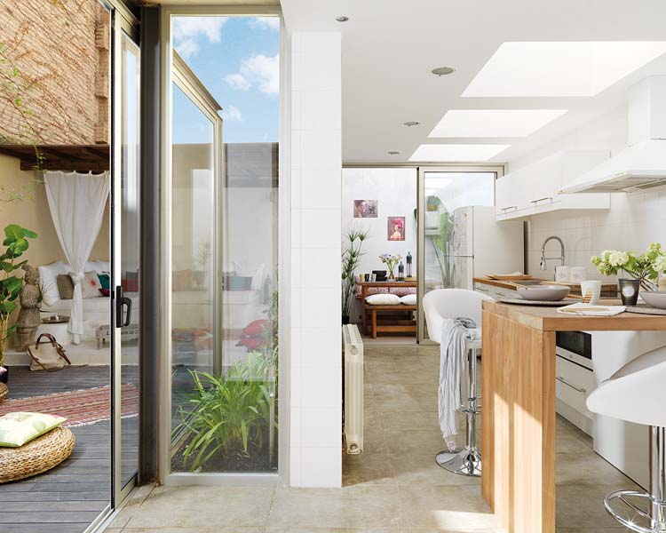 sok ablak és tetőablak - Egy szép nőies és természetes modern lakás finoman rusztikus részletekkel 5