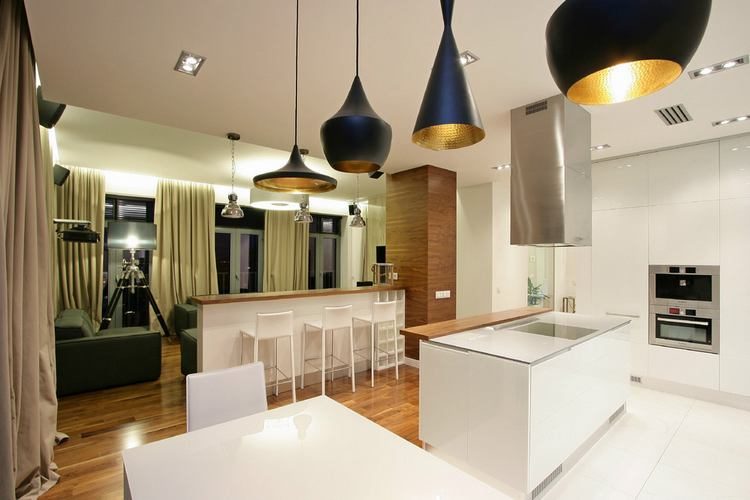 Modern lakás meleg és hűvös elemek remek egyensúlyával