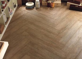 teljes felújításba kezdtem, de már megakadtam az elején, a parketta, beltéri ajtó és bútor s egyben a hozzá illő falszín tekintetében - Fa hatású kerámia burkolólapok