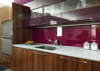 fototapeta-es-uveg-a-falra-konyhapult-es-konyhaszekreny-koze-1