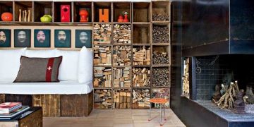 Bolhapiacon vásárolt 300 fadobozból bútor egy ácsműhelyből kialakított loftlakásban