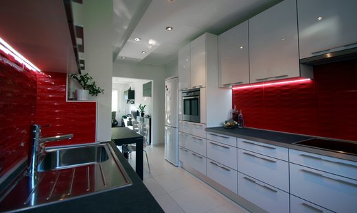 Fekete konyha, piros konyha - ötletek, ha erőteljes, drámai konyhát szeretnél - magasfényű akril konyha Koppány Kata