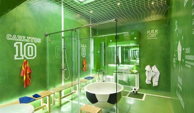 Fürdőszoba futball témára - egyedi lakberendezési ötletek 1 - mikrocement burkolatok