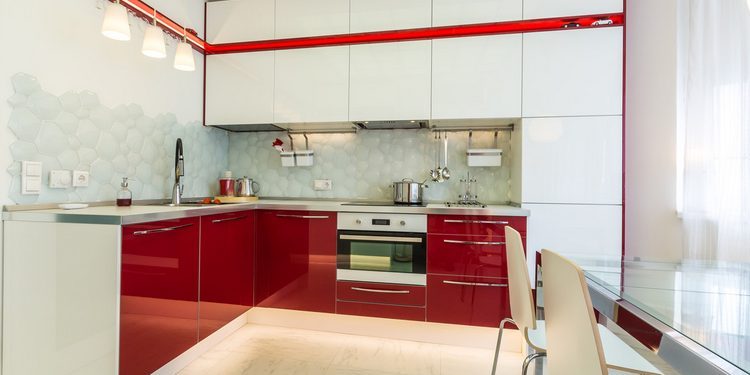 Modern konyhaberendezés étkezővel 13m2-en minimál stílusban, piros-fehérben